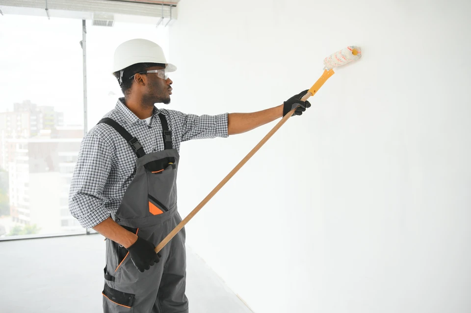 Mur intérieur avec enduit décoratif gris appliqué à la taloche, présentant des motifs texturés et des effets de matière