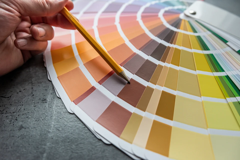 Mur intérieur avec enduit décoratif texturé de couleur beige clair
