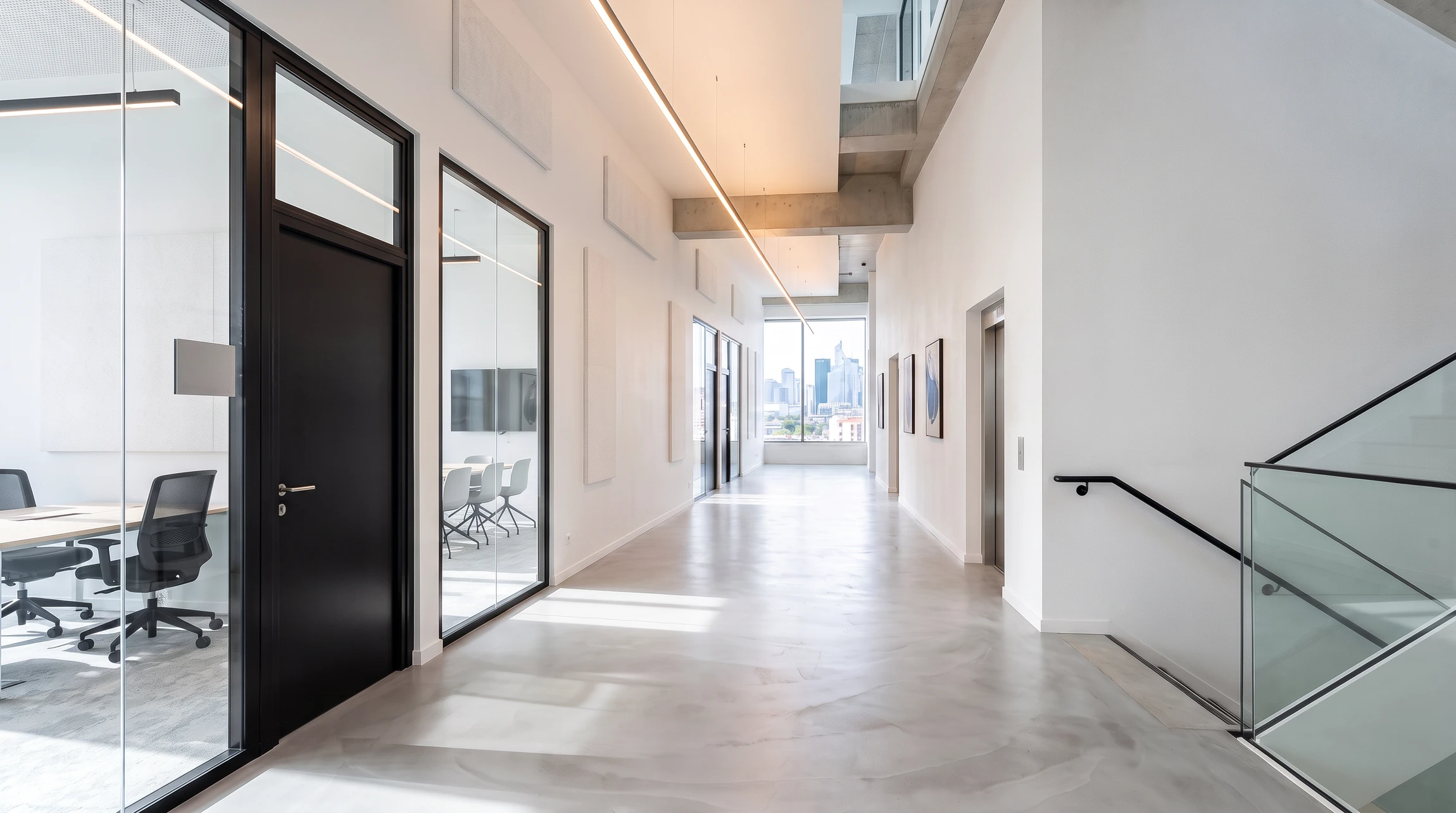 Chantier de rénovation d'un bâtiment résidentiel avec échafaudage métallique tubulaire complet